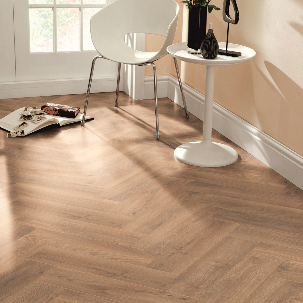 Laminatas HERRINGBONE 5947, atsparus drėgmei, su grioveliu V4, 630 x 126 mm, 33/AC5-1
