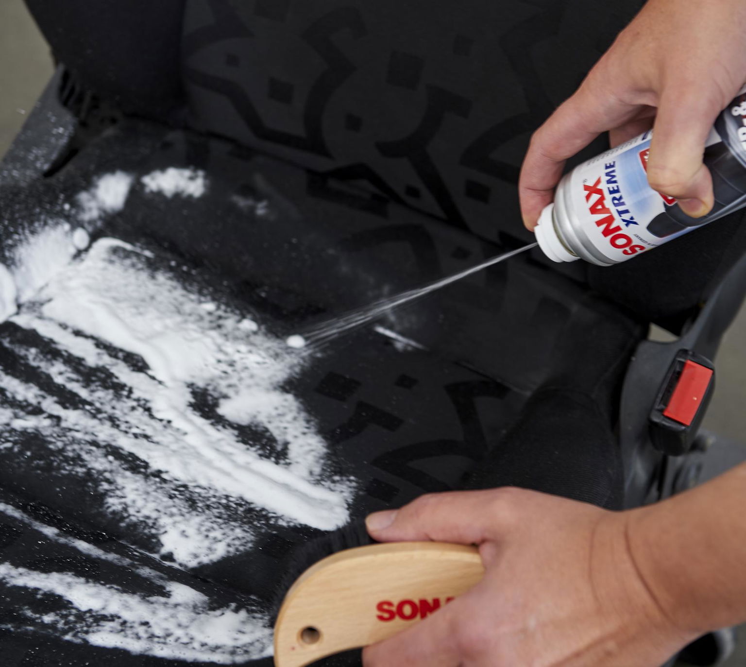 Alkantara ir apmušalų valiklis SONAX XTREME, 400ml-1