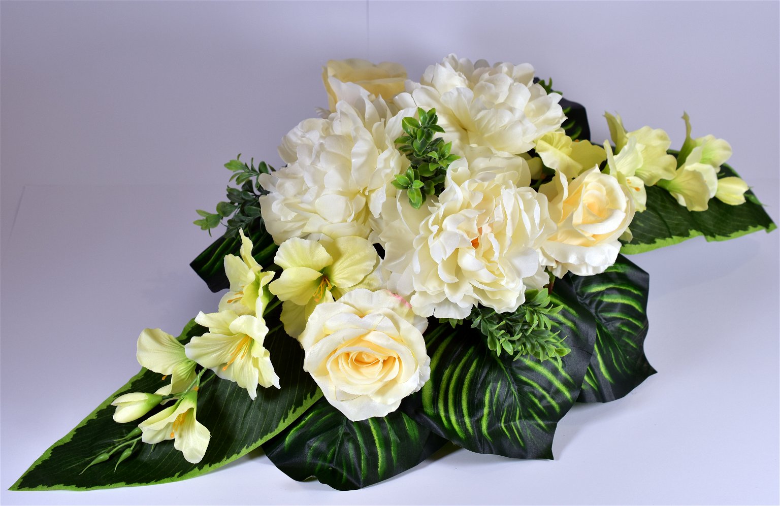 Dirbtinių gėlių puokštė, baltos sp., 80 x 40 cm