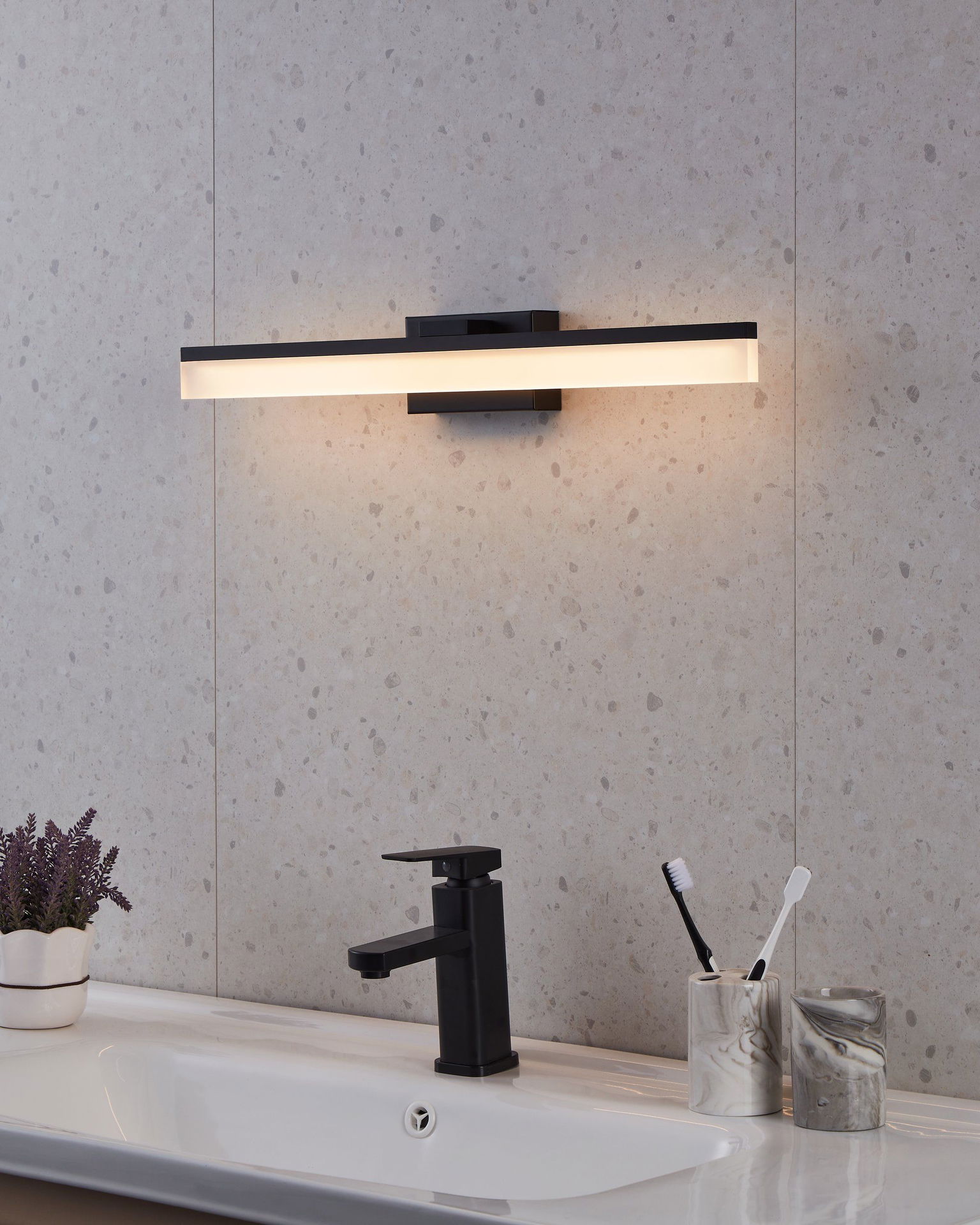 Veidrodžių LED šviestuvas EGLO Palmital, IP44, 11W, 3000K, 1350lm, juodos sp., 60x6,5x8cm-1