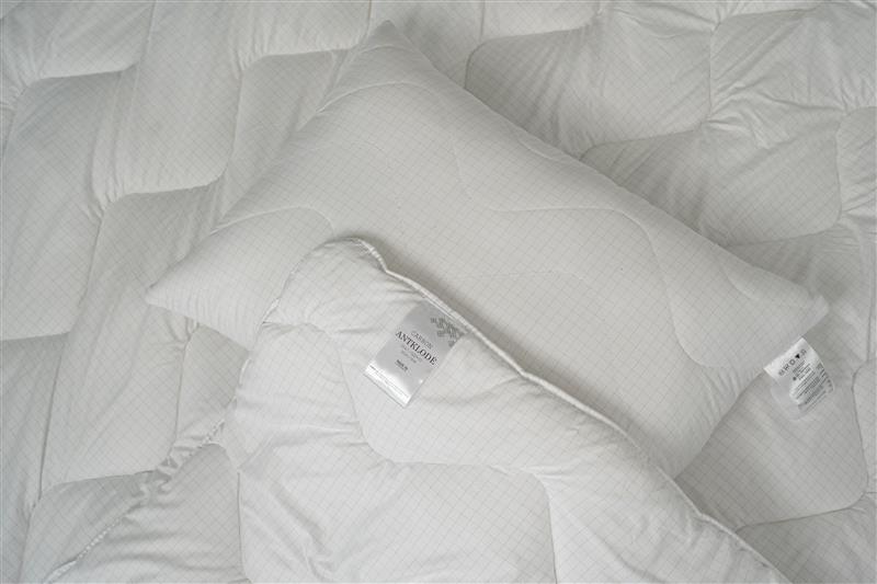 Antistresinė antklodė COMCO CARBON, 140 x 200cm, imp. 99,4% PES, 0,6% ang. pl., užp. 100% PES, 357g-1