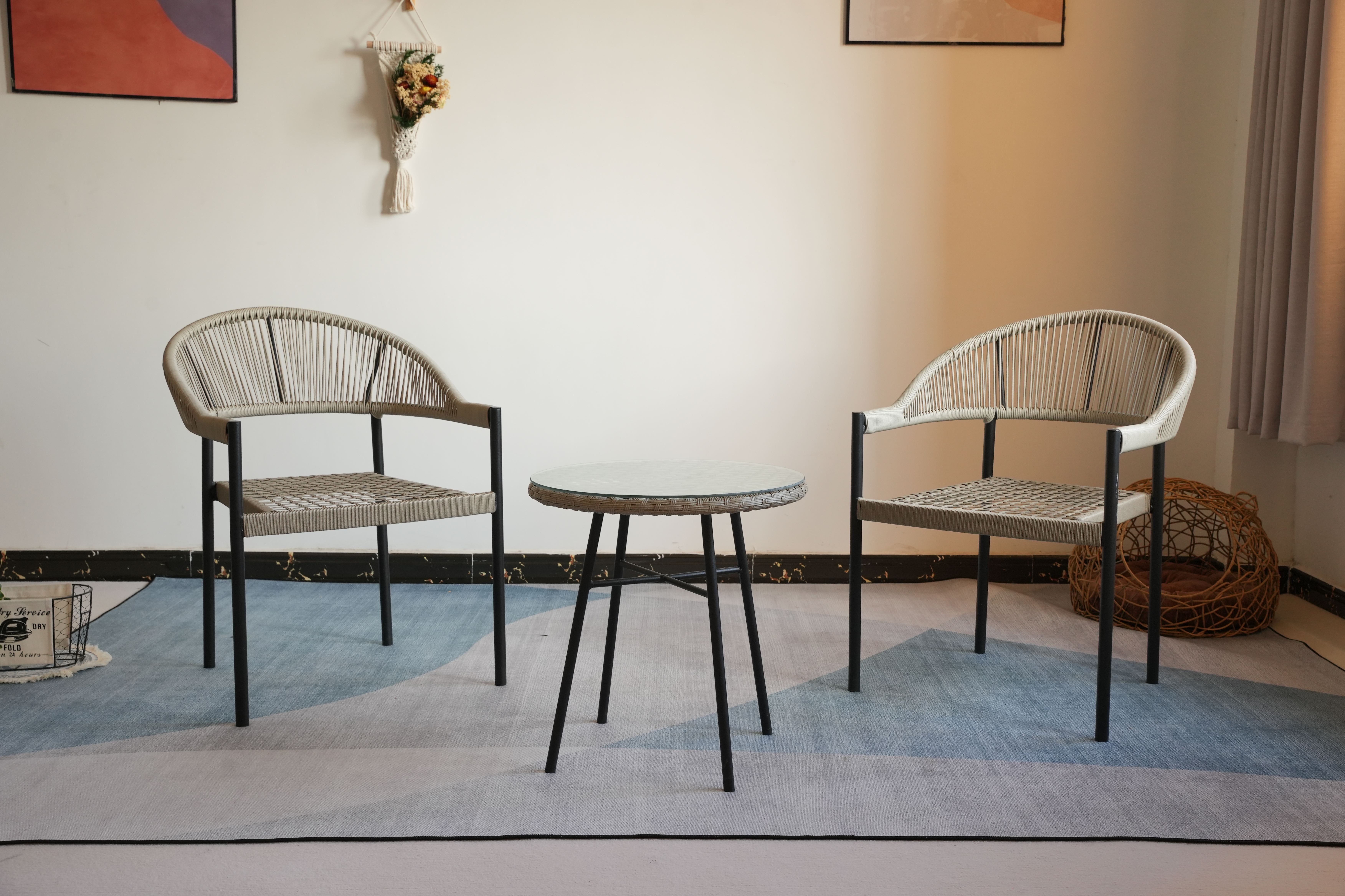 Pintų lauko baldų rinkinys: 2 kėdės ir staliukas su stiklu, 50 x 50 cm