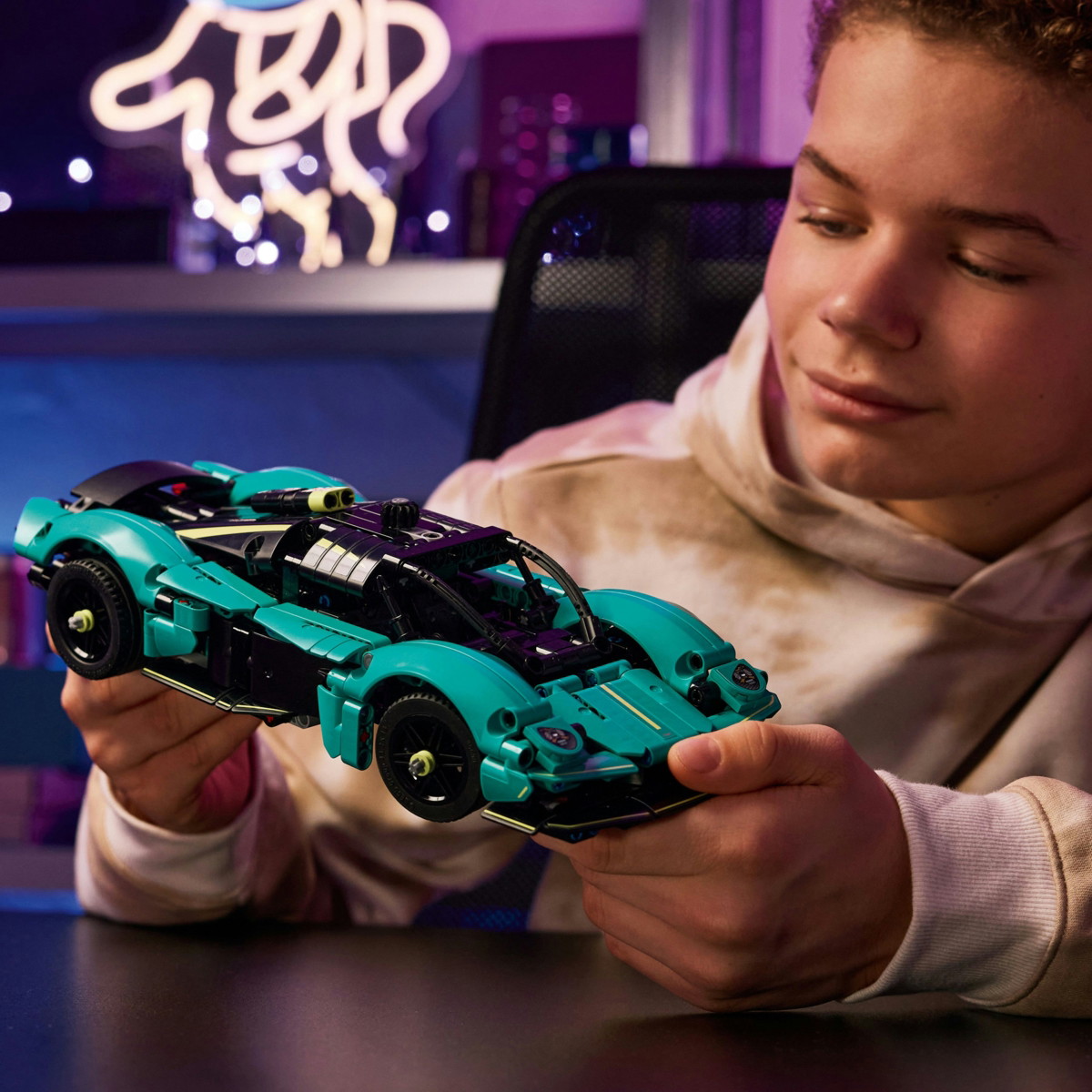 Konstruktorius LEGO Technic Aston Martin Valkyrie, 42208 - 2