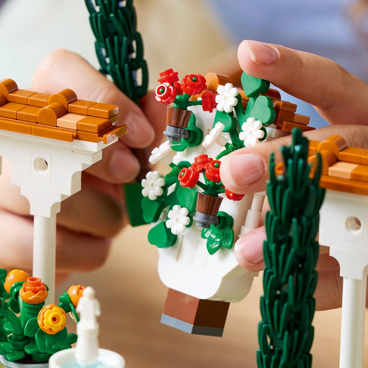 Konstruktorius LEGO® Icons Fountain Garden, 10359 - 5
