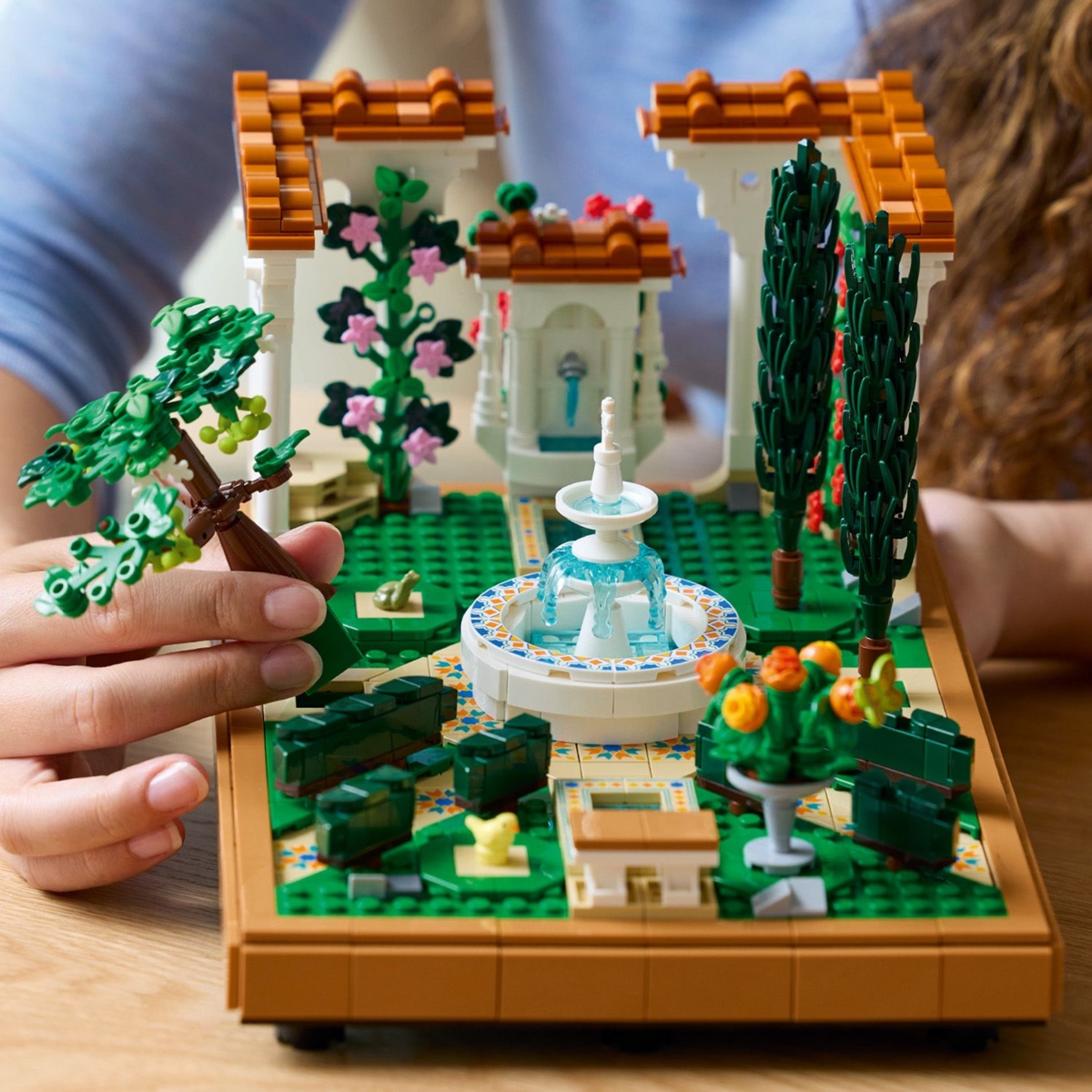 Konstruktorius LEGO® Icons Fountain Garden, 10359 - 6