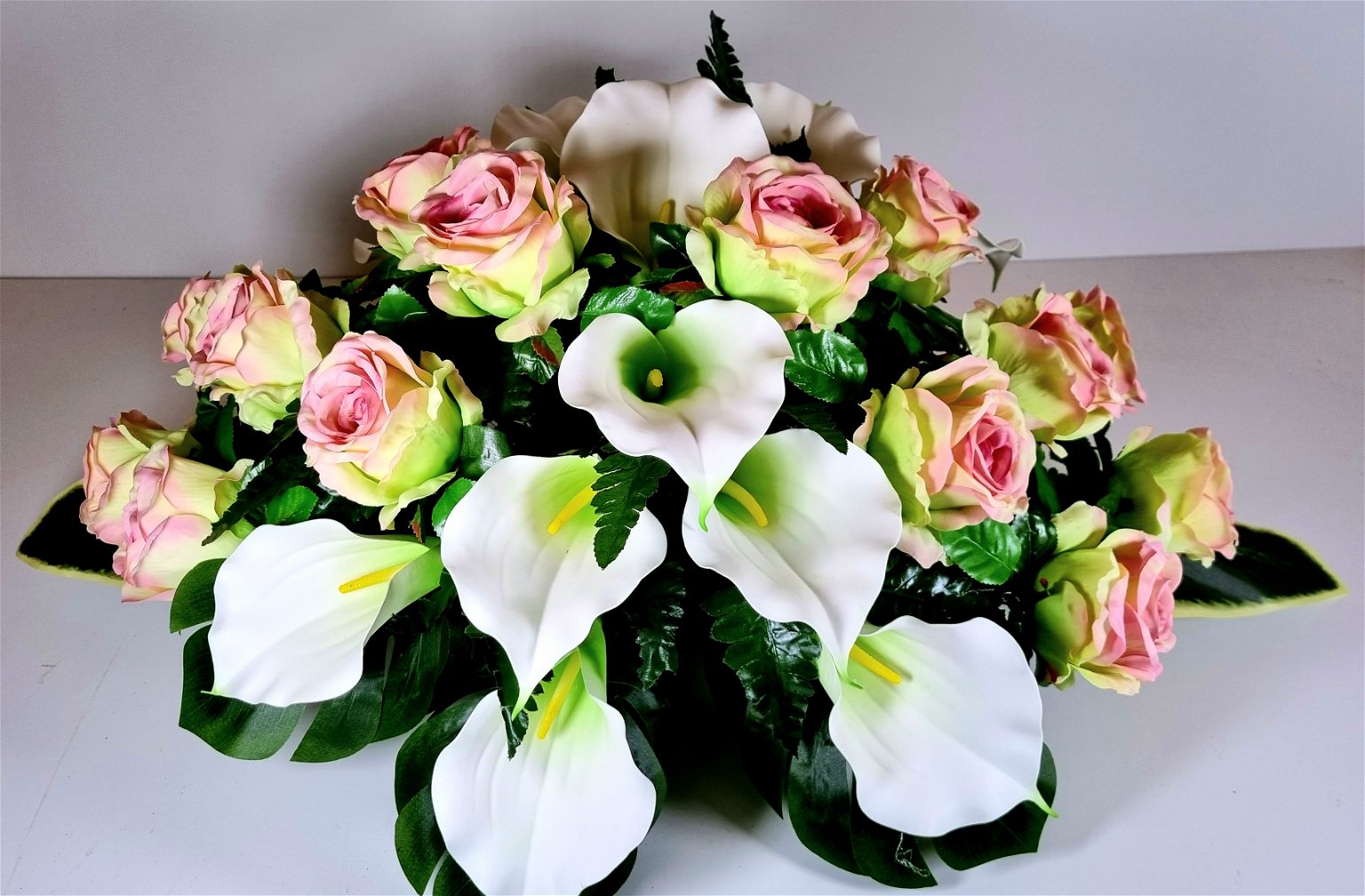Dirbtinių gėlių puokštė, kreminės sp., 90 x 60 cm