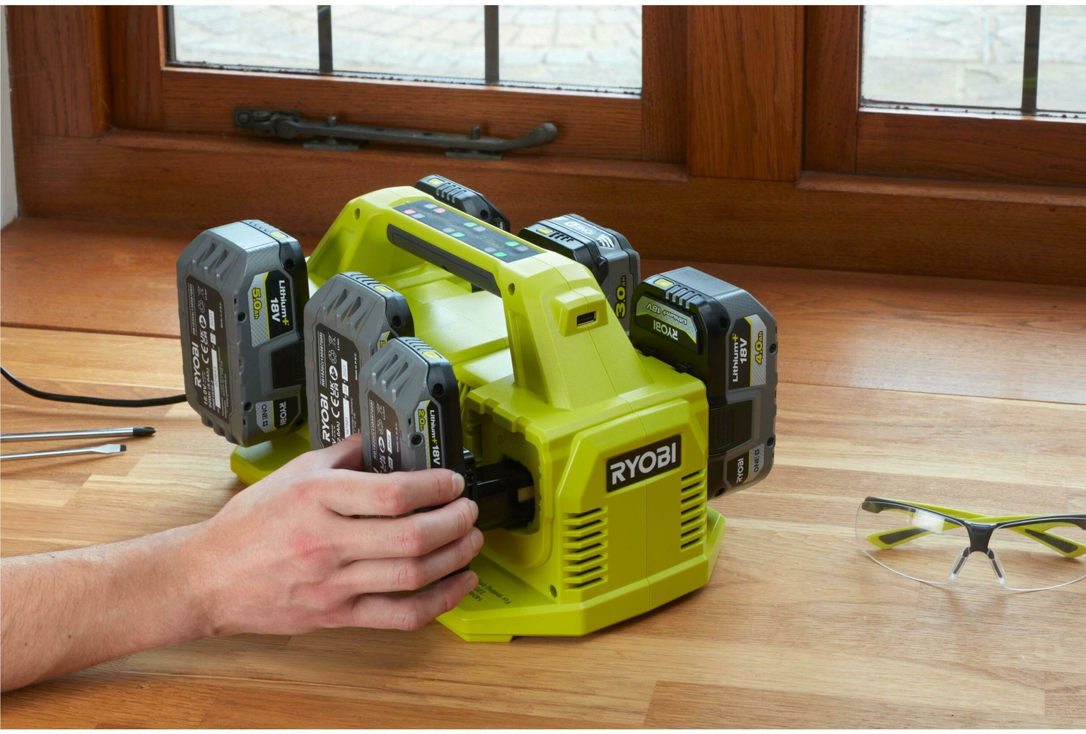 6 jungčių ONE+ įkroviklis RYOBI RC18640, 18 V - 3
