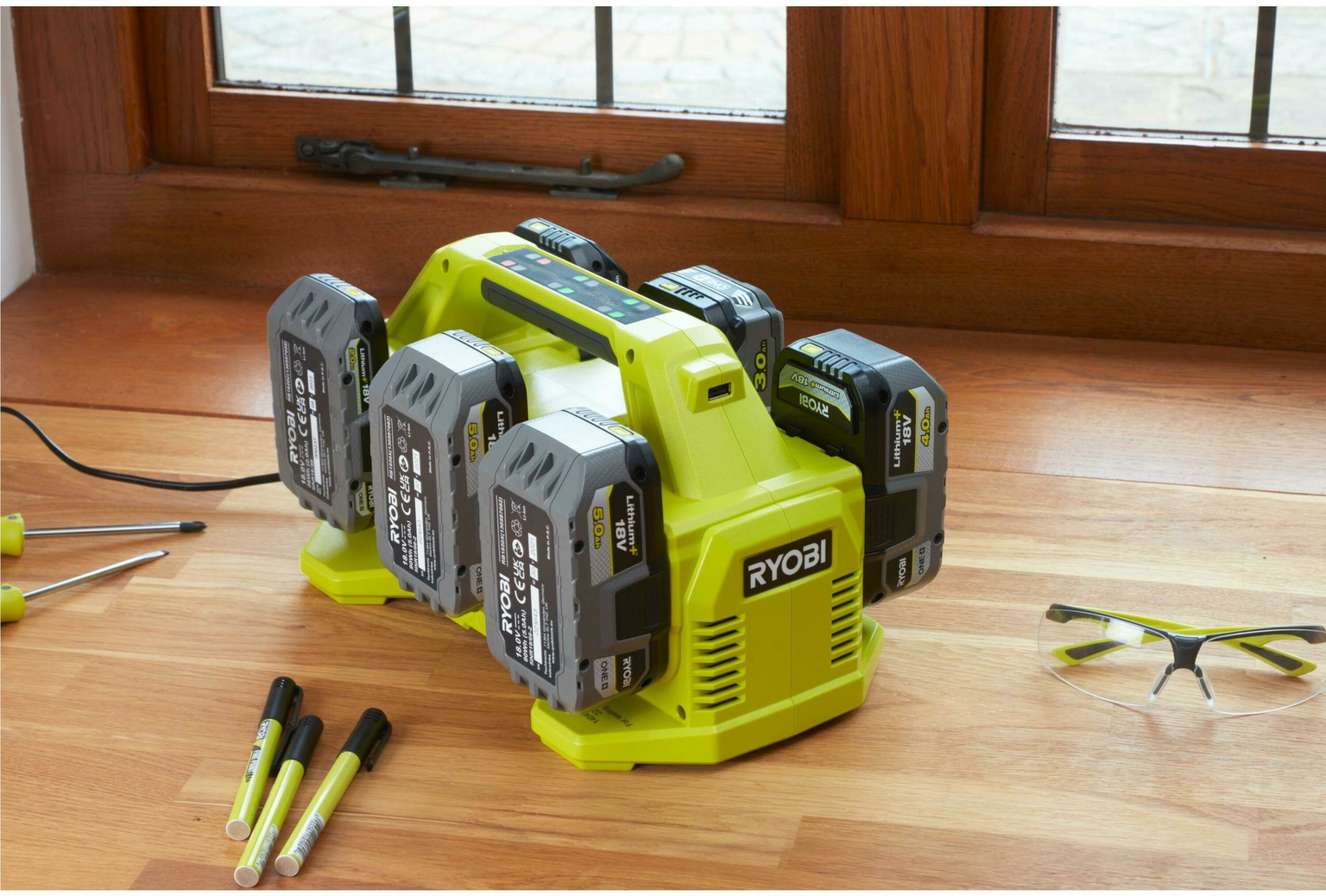 6 jungčių ONE+ įkroviklis RYOBI RC18640, 18 V - 2